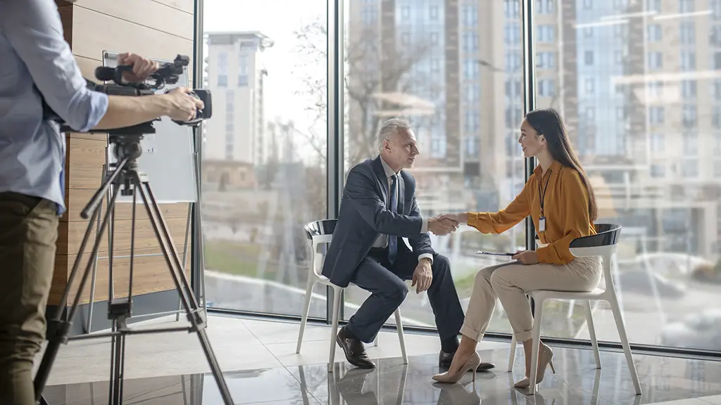 un entrevistador profesional estudia previamente al entrevistado y/o el tema sobre el que se realizará la entrevista para, de este modo, preparar un cuestionario con preguntas clave que le permita extraer toda la información necesaria