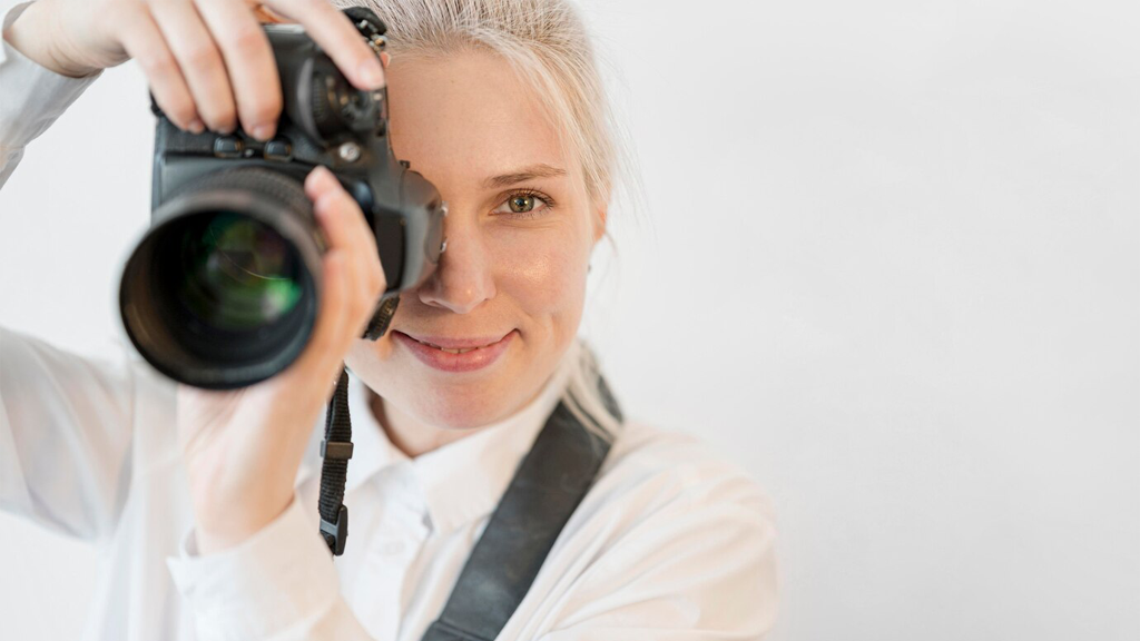 Uno de los mitos más comunes sobre la fotografía corporativa es que basta con tener una cámara profesional para conseguir resultados increíbles.